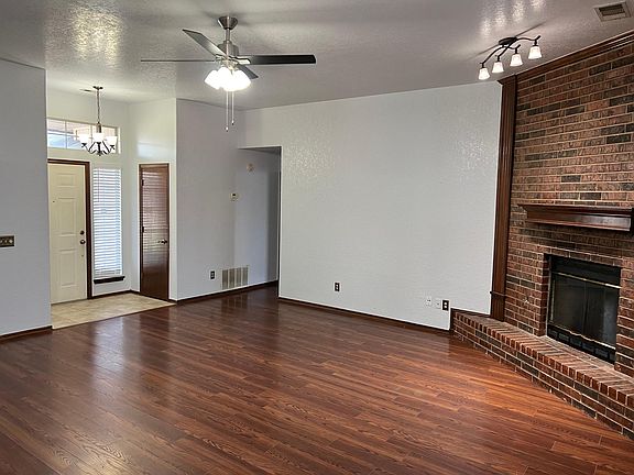 3rd image of 819 Woodward Ave