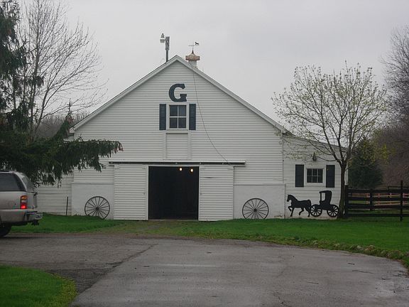 Horse Barn w/5 paddocks/stalls/4 pastures