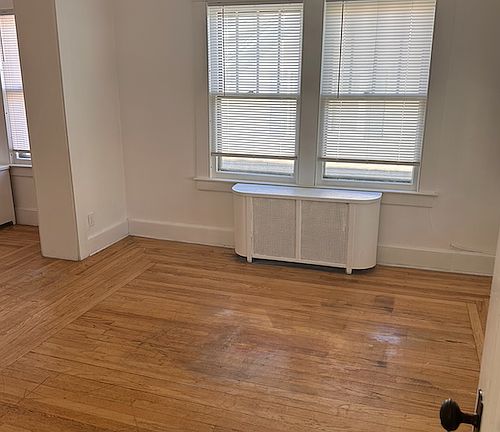 4th image of 74 Pearl St