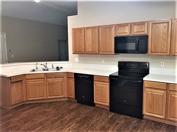 5th image of 554 Summit Dr