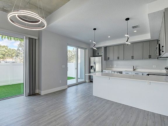 5th image of 307-397 NW 50th Pl #319