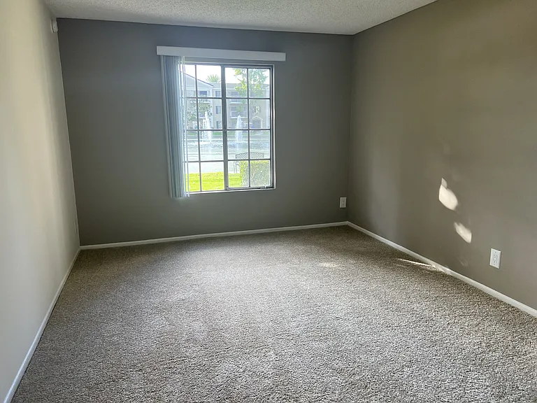 Versailles on the Lake Apartments — Photo 106