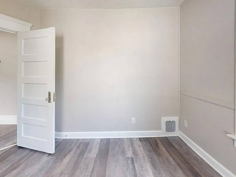1116 Laird St — Photo 7