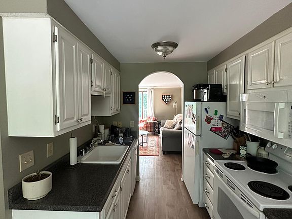 4th image of 9 Moonlight Dr #9