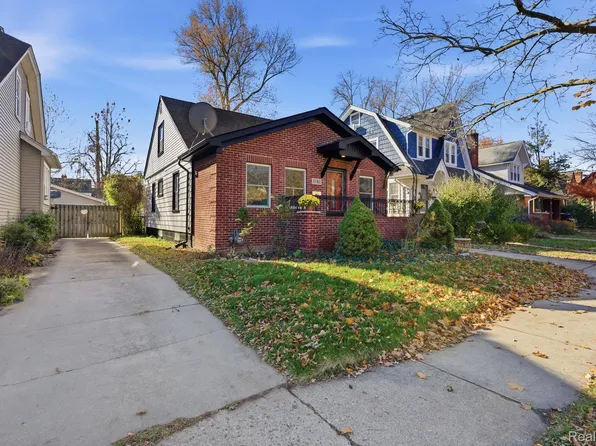 1781 Brys Dr, Grosse Pointe Woods, MI 48236