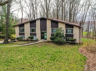 447 Spring Grove Dr, Tallmadge, OH 44278