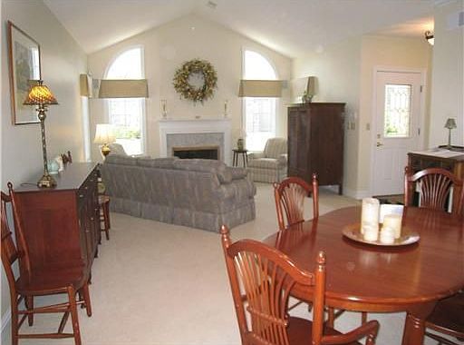 3rd image of 407 Cherry Hill Dr