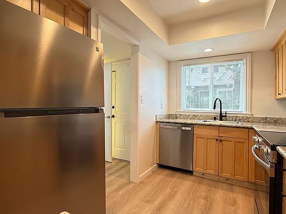 5th image of 398 Lynn Ave