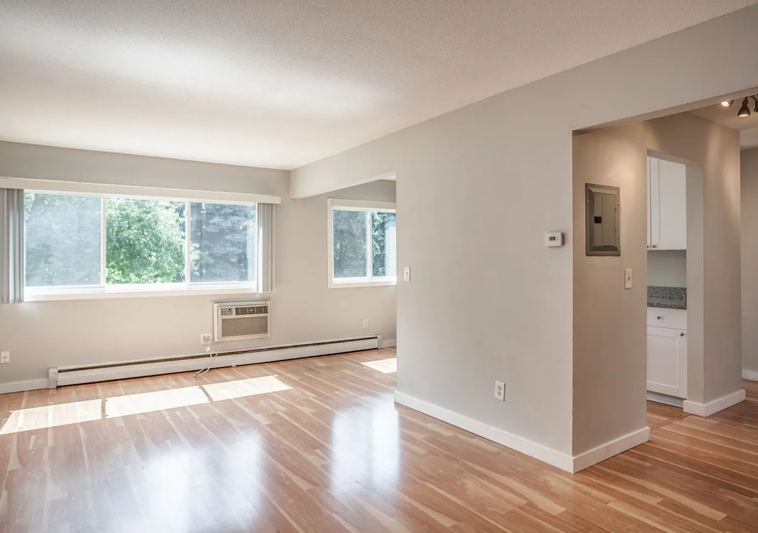 744 Polk St NE — Photo 4