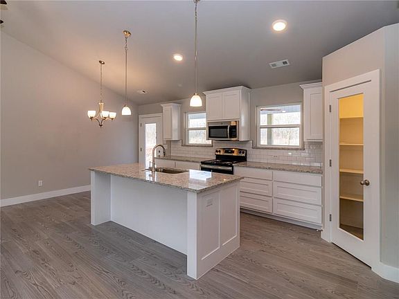4th image of 12 Hudson Ln