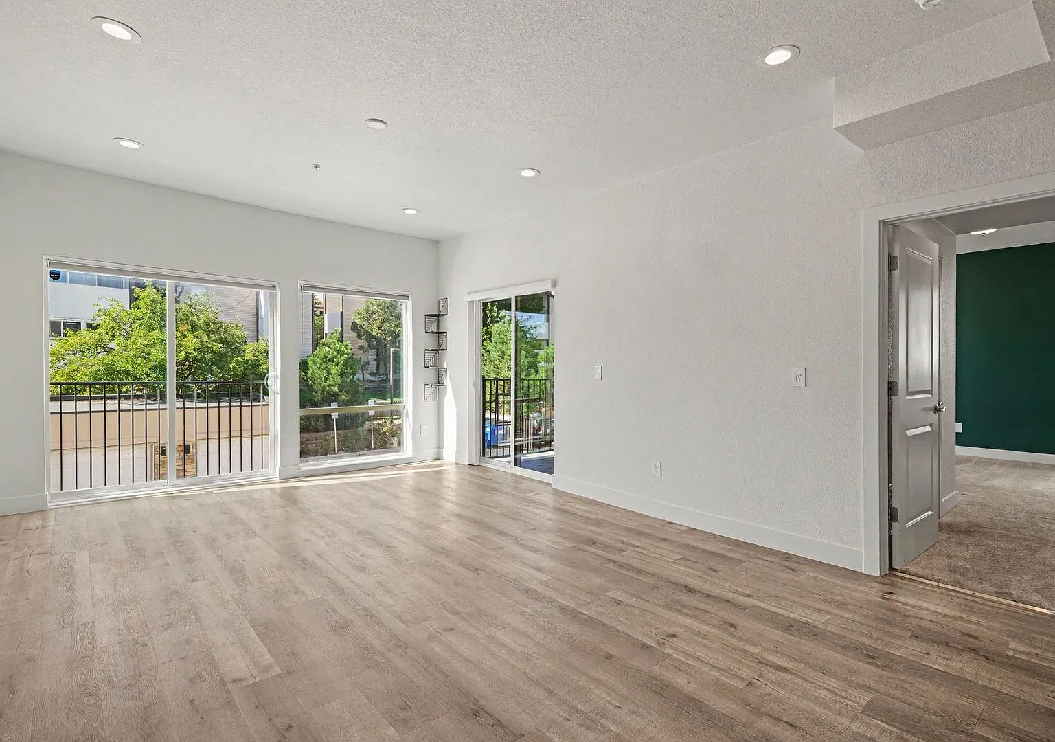 Available NOW! 2 Bedroom 2 Bath Beautiful Condo! — Photo 4