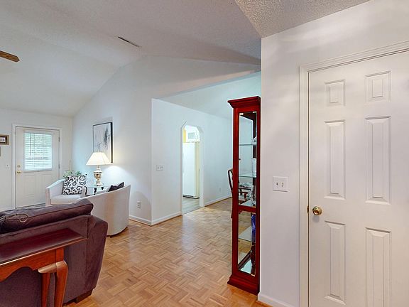 4th image of 986 Dover Cir