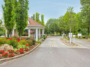 75 Hamlet Dr, Hauppauge, NY 11788