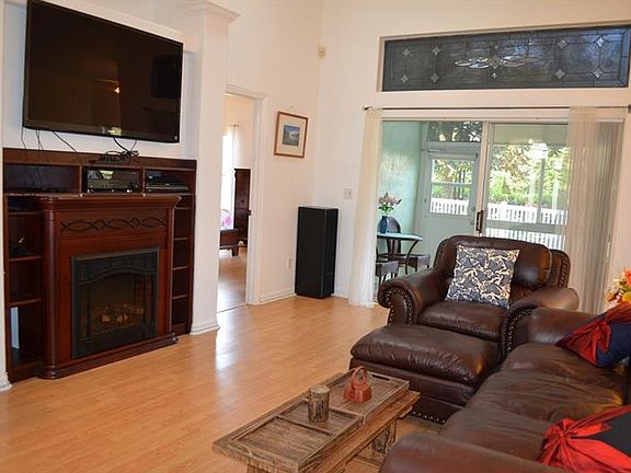 2nd image of 1534 Woodsglen Dr