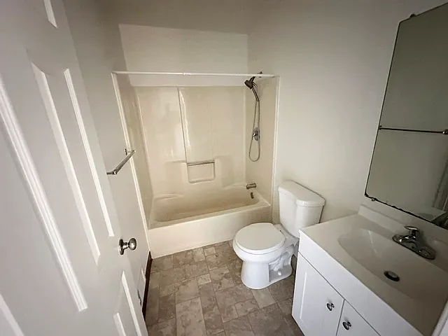 886 Sturbridge Ln #B — Photo 4