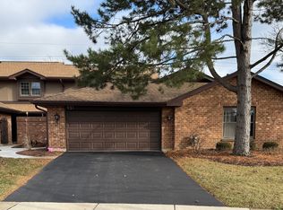 951 Brown Deer Dr, Westmont, IL