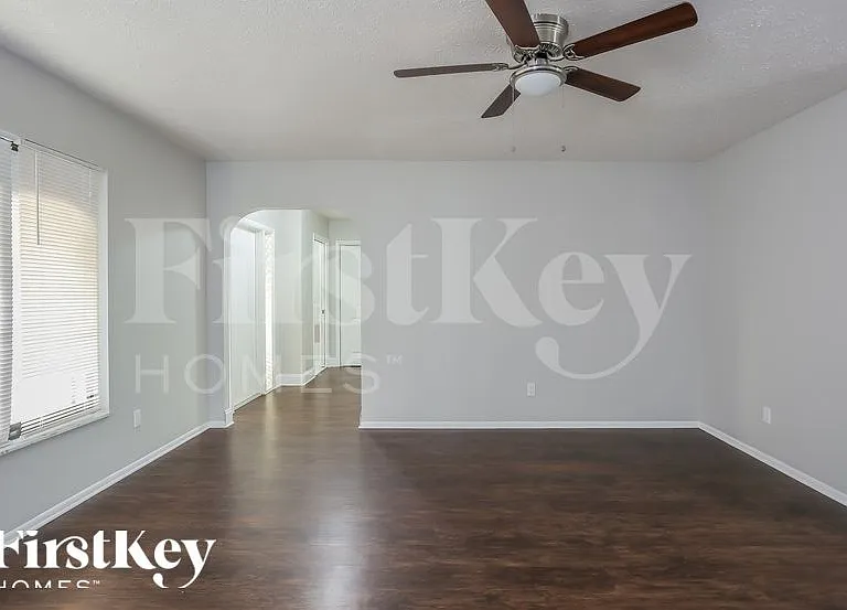3423 SE 8th Pl — Photo 2