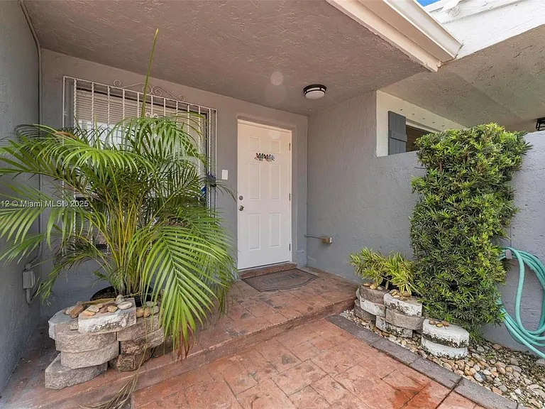 2401 SW 102nd Ave — Photo 2