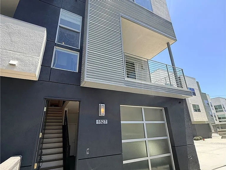1527 Sullivan Ave — Photo 2