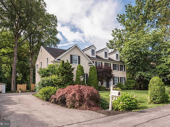 2nd image of 8518 Parkwood Ln