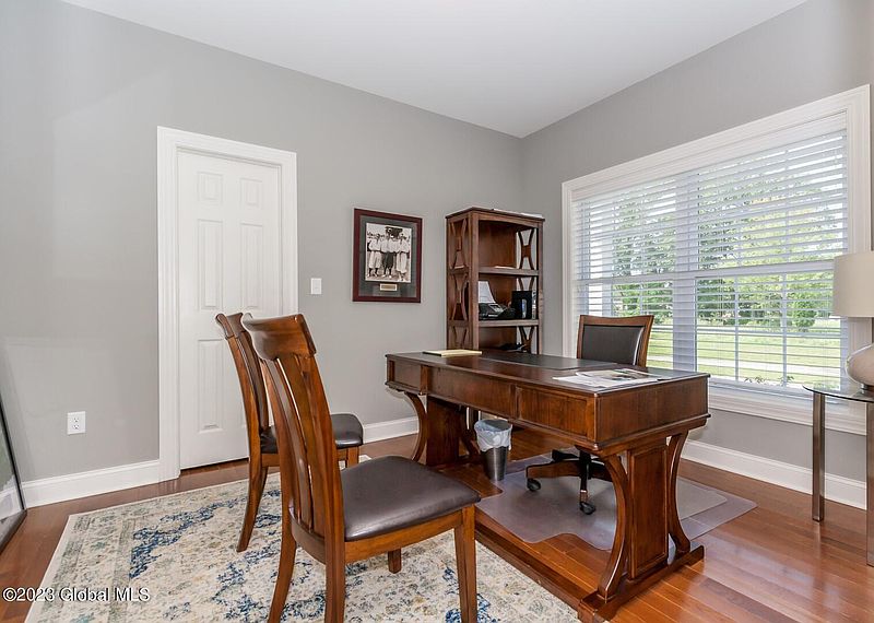 3rd image of 90 Lakepointe Way