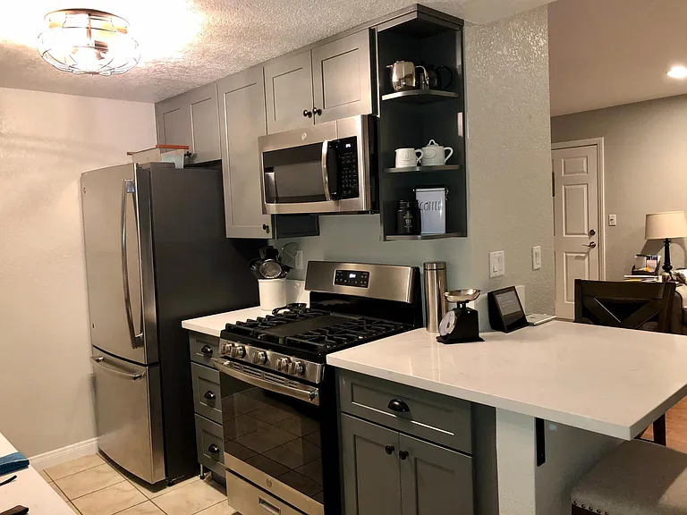 All GE appliances, gas range has non-stick griddle