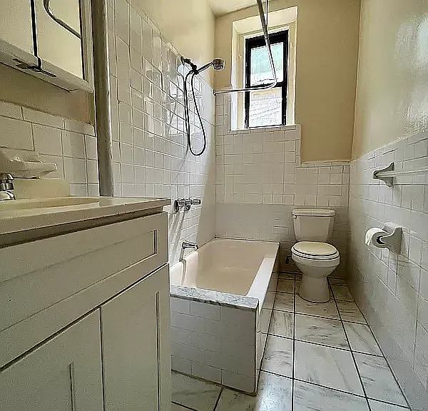 2111 Beekman Pl #1I — Photo 6
