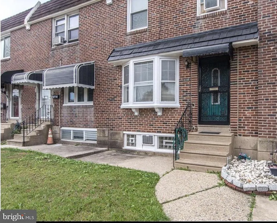 3 bed, 1.5 bath, 1172 sqft, $2,300 — Photo 2