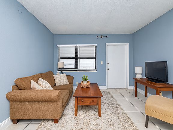 3rd image of 4061 N Dixie Hwy APT 14