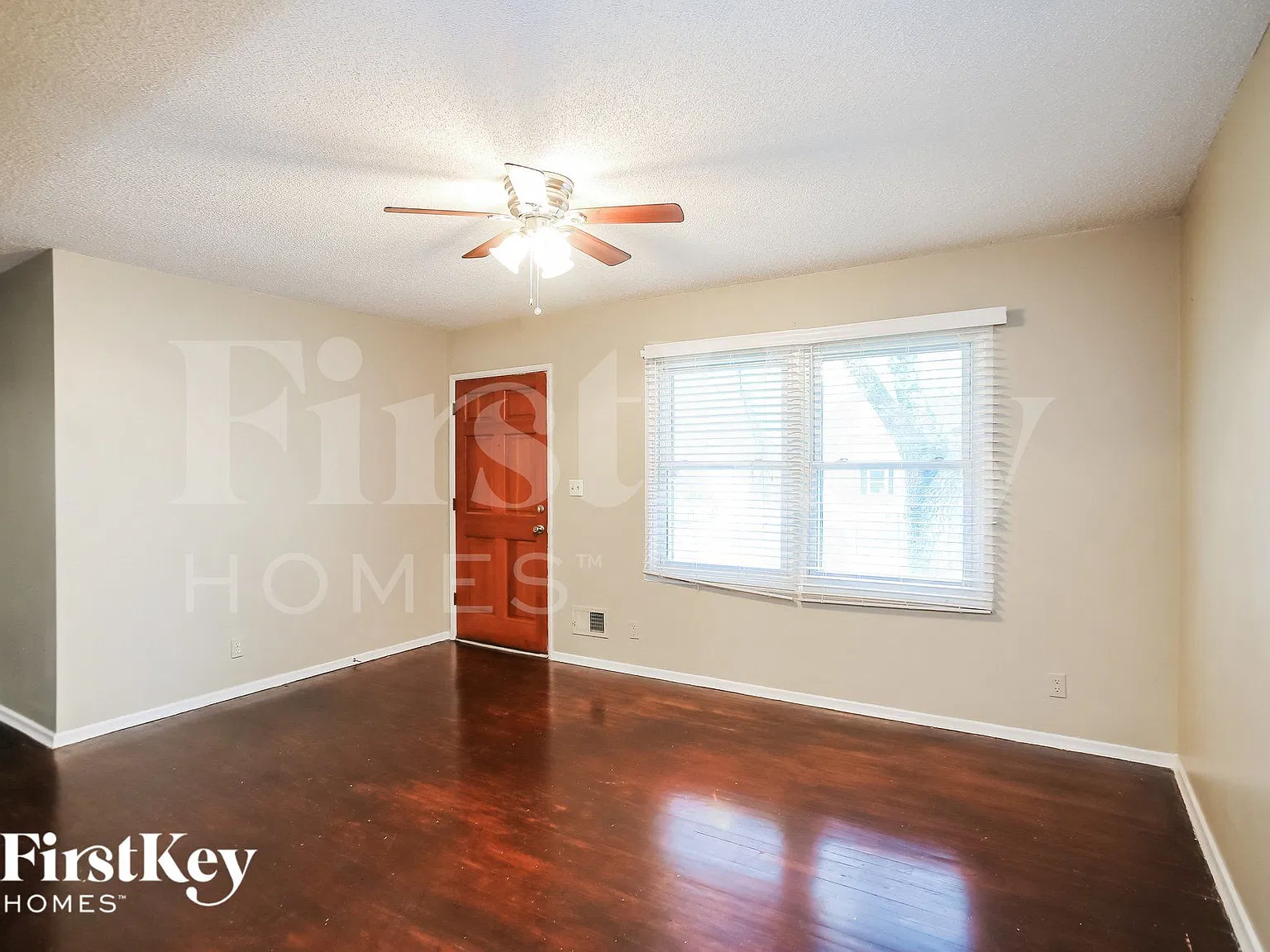 4 bed, 2.0 bath, 912 sqft, $1,715 — Photo 4