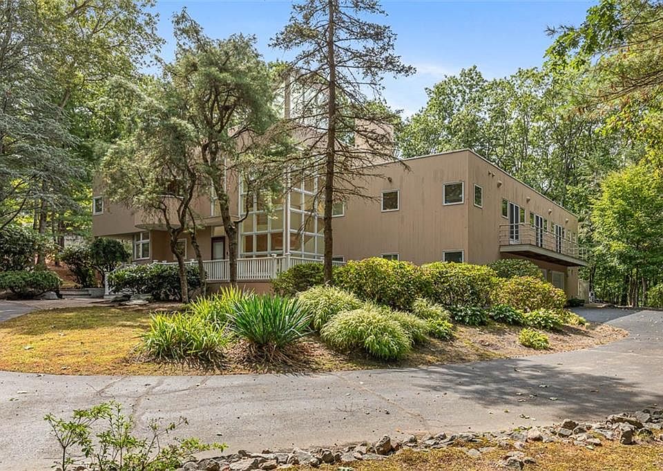 9 Oak Hill Dr, Lincoln, RI 02865 | Zillow