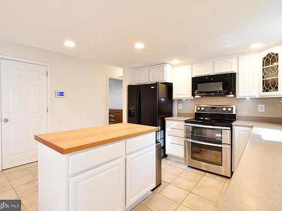 5th image of 3271 Chancellor Dr