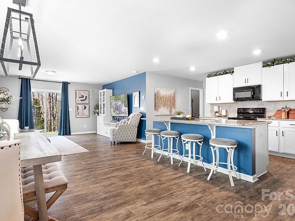 4th image of 210 Silver Oak Cir