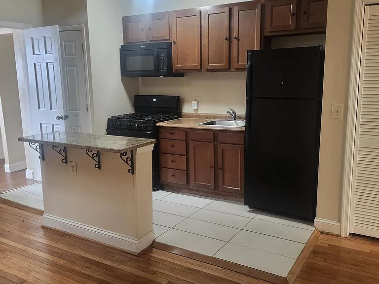 1601 E St NE — Photo 6