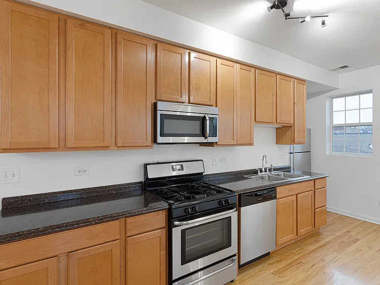 2014 W Superior St #1 — Photo 2