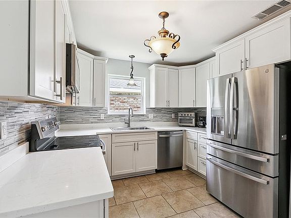 5th image of 2605 Cambridge Dr
