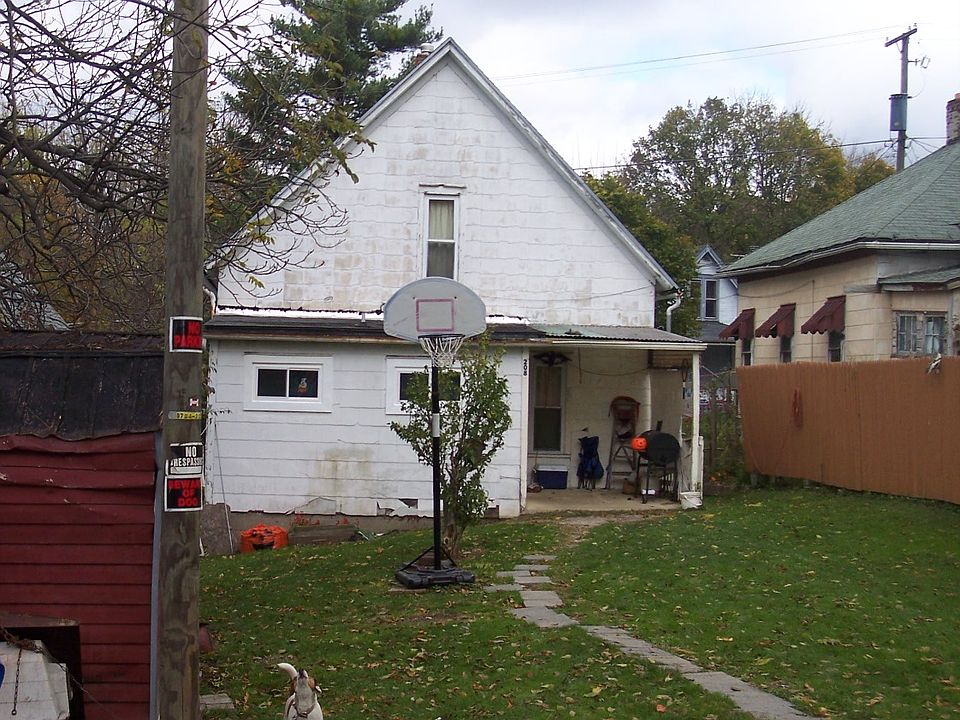 2nd image of 208 W Curtis St