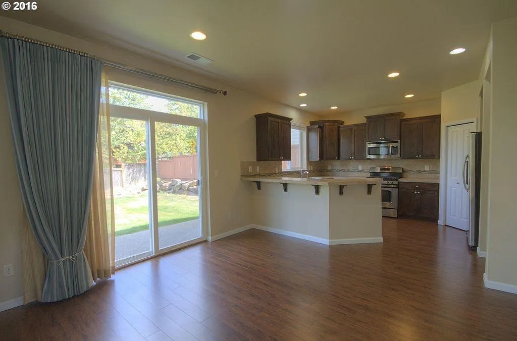 5 bed, 2378 sqft, $3,475 — Photo 2