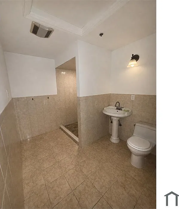 1104 Avenue C — Photo 3