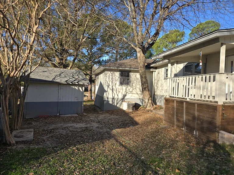 251 Southlake Dr — Photo 2