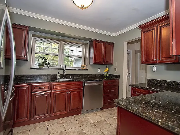 10 Berkshire Ct — Photo 2
