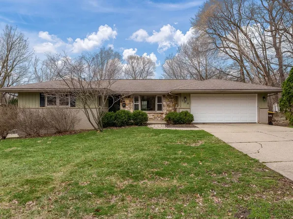 128 N Oak Knolls Ave, Rockford, IL 61107