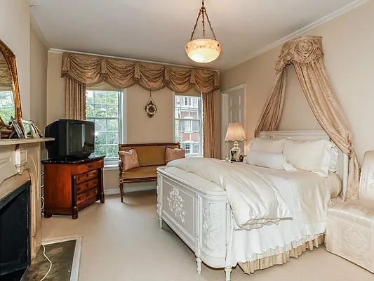 Sold by Sotheby's International Realty | media 11
