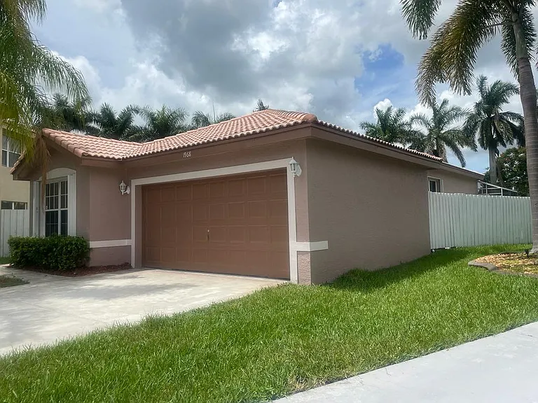 1968 SW 177th Ave — Photo 3