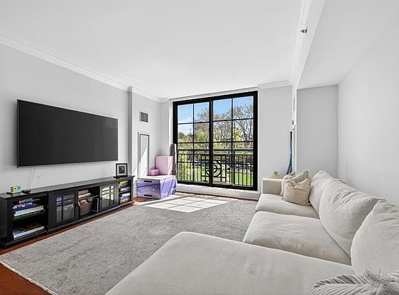 4th image of 1025 Maxwell Ln APT 212