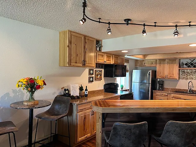 2 bed, 892 sqft, $2,400 — Photo 3