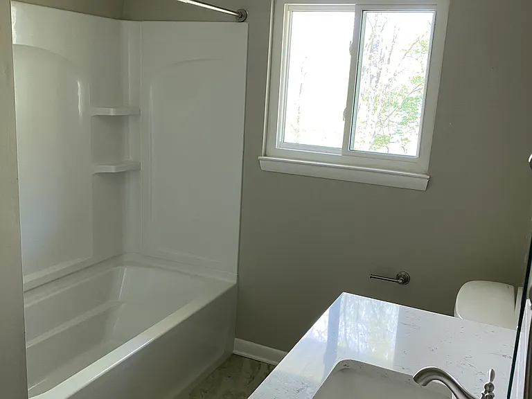 Full Bath off Hallway