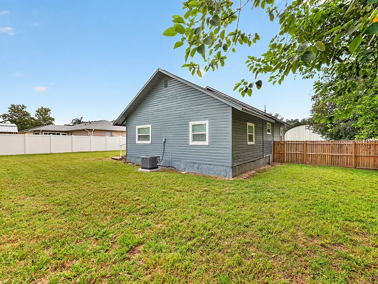 705 NW 64th Pl — Photo 4