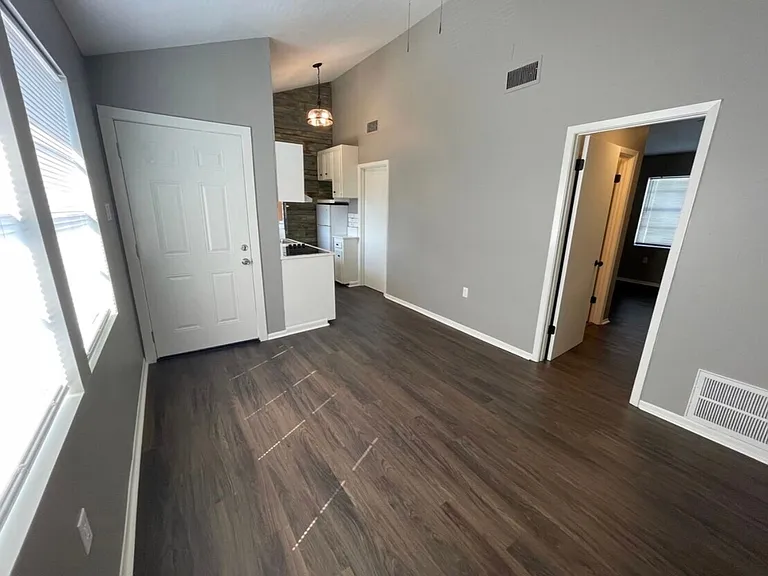 206 Challenger St — Photo 12