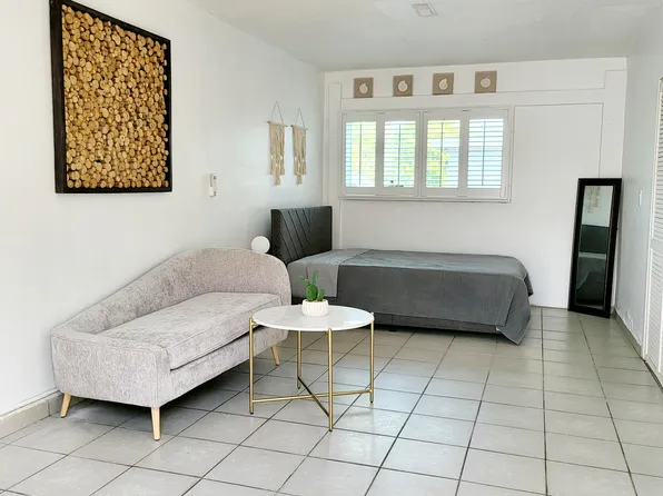 3405 W Lake Pl, Hollywood, FL 33023